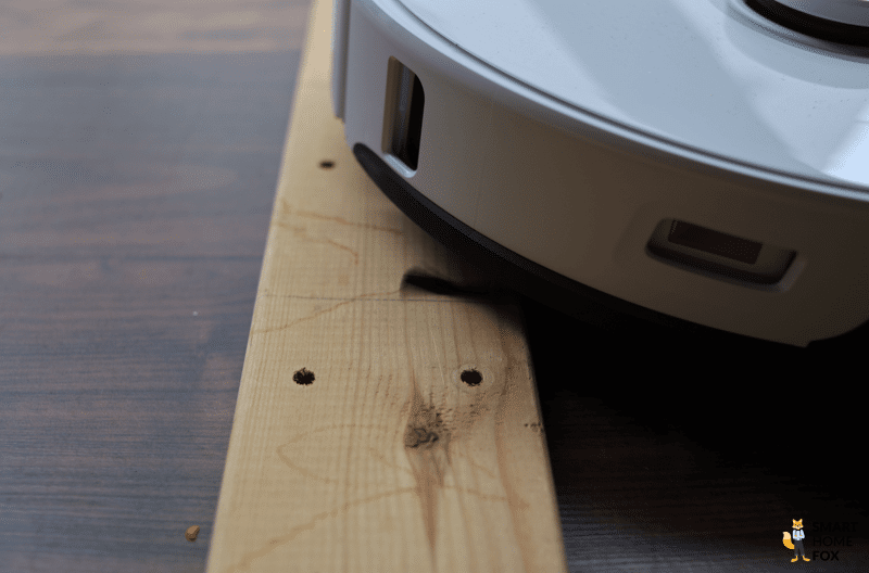 Roborock S8+ преодолевает более высокий дверной порог во время теста.